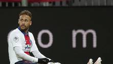 Neymar entra mancando em hotel após levar carrinho de fã 