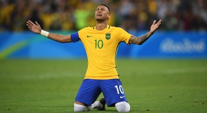 Emocionado, Neymar se ajoelha após dar a medalha de ouro olímpica ao Brasil