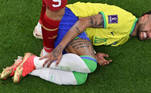 Neymar sente dor no tornozelo direito na partida do Brasil contra a Sérvia pela Copa do Mundo