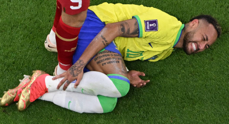 Neymar sente dor no tornozelo direito na partida do Brasil contra a Sérvia pela Copa do Mundo