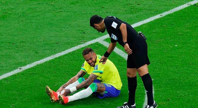Neymar sente dores no tornozelo direito após entrada