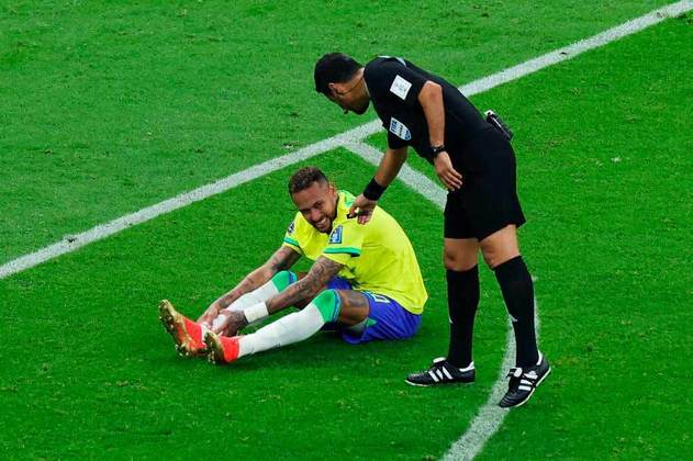 Neymar sente dores no tornozelo direito após entrada.