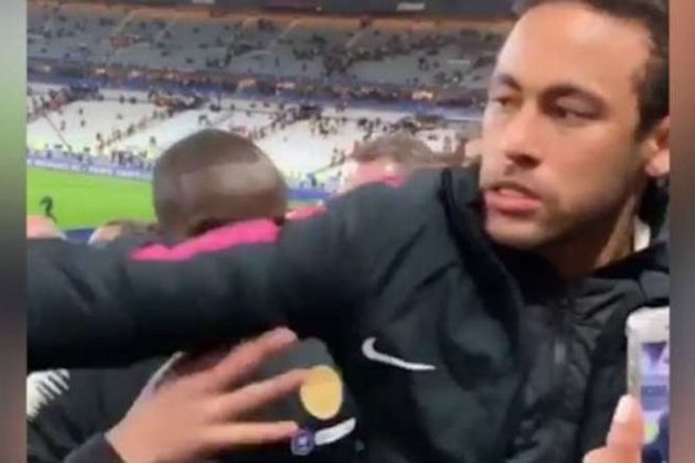 Soco em torcedorEm 2019, depois de perder a final da Copa da França para o Rennes, o atacante saiu de campo muito irritado. Após as provocações, ele não resistiu e acertou um soco em um torcedor, em plena arquibancada. Pela agressão, pegou uma punição de três jogos