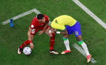 Neymar sofre falta na saída de campo