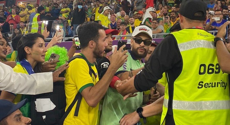 'Fake Ney' gera alvoroço no Catar e até entra de penetra em jogo do Brasil; veja