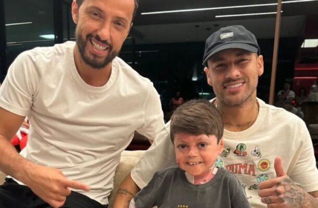 Neymar também teve um encontro especial. Ele conheceu o pequeno Gui, torcedor símbolo do Vasco que encontou o Brasil com sua história de superação. Reprodução/Redes Sociais