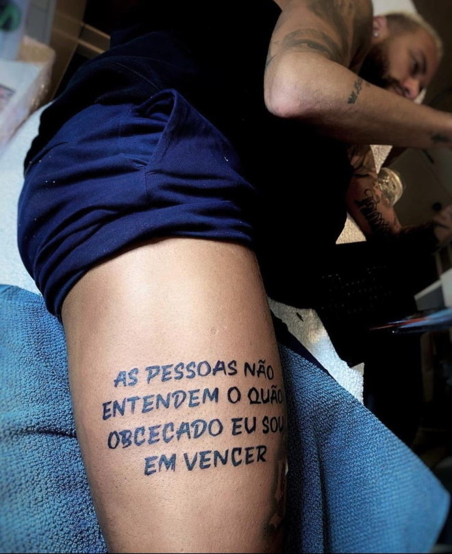 Qual é a tatuagem que o Neymar tem na coxa?