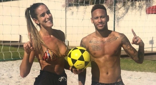Neymar, ao lado de Natalia Guitler, com sua nova tatuagem no tórax