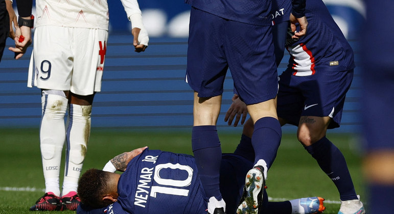 Neymar sofreu lesão no tornozelo direito durante jogo do Campeonato Francês