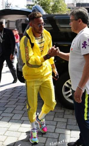 Neymar e seu tênis de R$ 2 mil