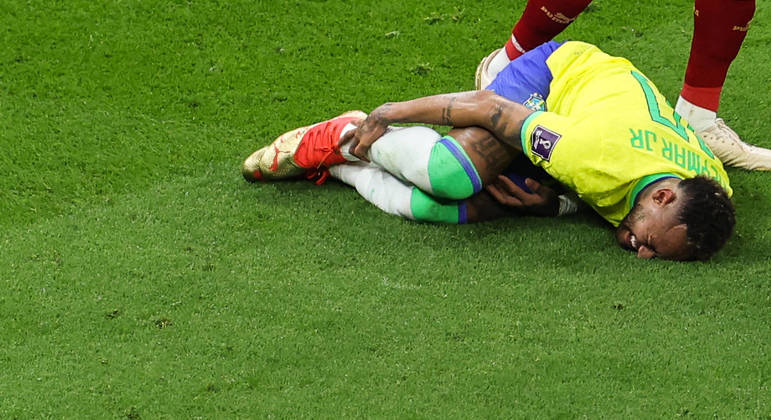 O rompimento dos ligamentos no tornozelo direito continua atormentando Neymar