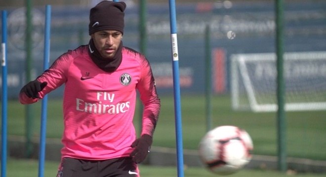 Neymar volta aos treinos com bola no PSG