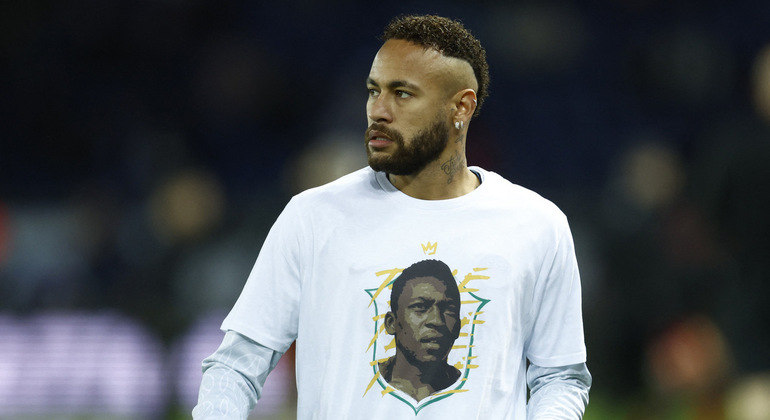 Neymar não compareceu ao velório do Rei do Futebol e foi visto em festa na mesma noite