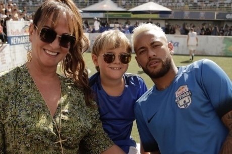 Neymar com a mãe e o filho em evento do Instituto