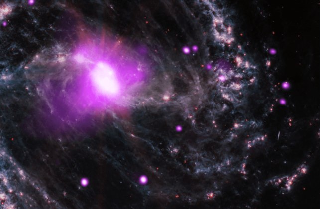 O centro da galáxia espiral NGC 1365 contém um buraco negro supermassivo alimentado por um fluxo constante de material. Parte do gás quente revelado na imagem de raios-X será eventualmente puxado para dentro dele