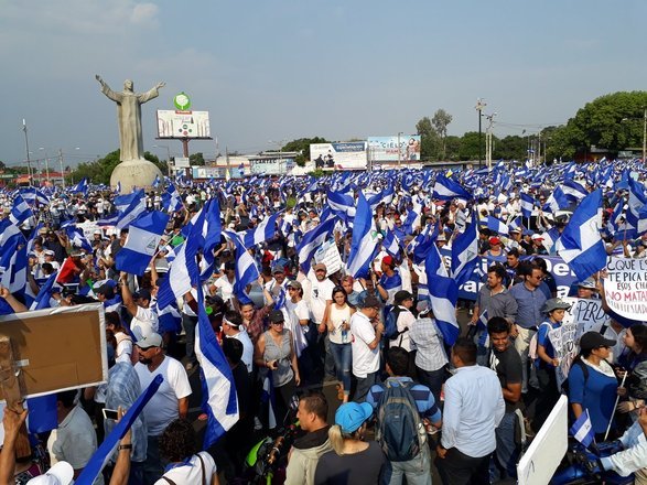 A marcha se iniciou às 14h (17h de Brasília) e o governo prometeu organizar uma outra manifestação com apoio de populares, denominada 'canção para a paz e o amor'. Mesmo com esse slogan, há temor em relação a um possível confronto entre as partes