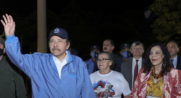 O presidente da Nicarágua, Daniel Ortega, acena para partidários
