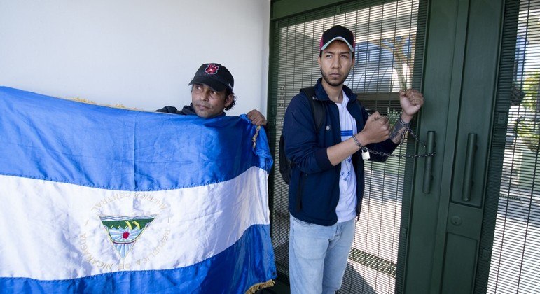 Cidadãos da Nicarágua protestam contra o ditador Daniel Ortega na Costa Rica