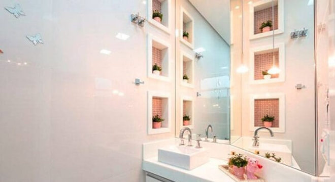Nichos decorativos utilizados como enfeites para banheiro
