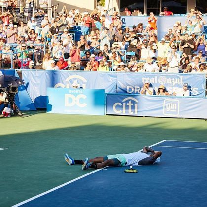 Kyrgios também causa nos relacionamentos amorosos. Em outubro de 2021, a então namorada, Chiara Passari, publicou uma foto dele na cama com outra mulher e escreveu: 'Aquela mulher nua na cama com ele não sou eu. Acredito que isso esclareça as coisas'. Meses depois, o casal teve outra briga pública, e o tenista respondeu: 'Cala a boca e me deixa em paz'
