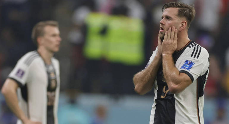 Niclas Füllkrug parece não acreditar no resultado que tirou a Alemanha da Copa