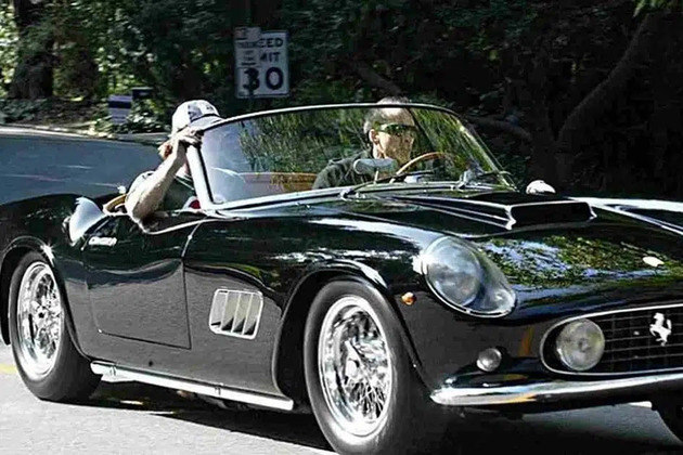 Nicolas Cage - O ator americano está vetado há muito tempo. Em 2009, ele leiloou carros de sua coleção, incluindo uma Ferrari Enzo que havia sido adquirida seis anos antes. 