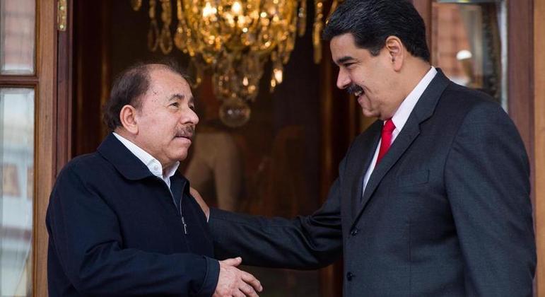 Daniel Ortega (à esq.) em encontro com Nicolás Maduro (à dir.) em encontro na Venezuela