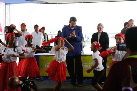 Maduro esteve em evento em escola nesta quarta 