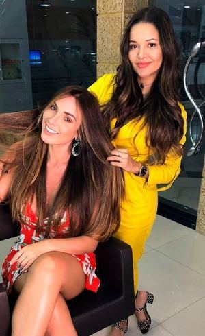 Nicole e a cabeleireira Janny Mota