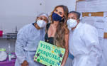 Nicole Bahls recebeu a vacina contra a covid-19 no dia 20 de julho, em Itaboraí, no Rio de Janeiro. Ela conversou com fãs na fila de espera e posou com as enfermeiras do posto de saúde