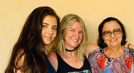 Nicole com a mãe e a avó: 