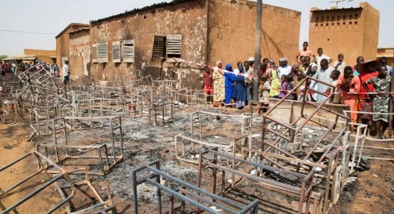 Incêndio destruiu completamente as salas de aula, feitas de palha e madeira