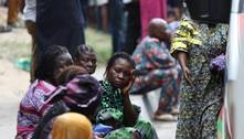 Famílias aguardam notícias após desabamento de prédio na Nigéria