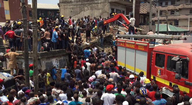 Bombeiros fazem buscas em prédio que desabou em Lagos (Nigéria)