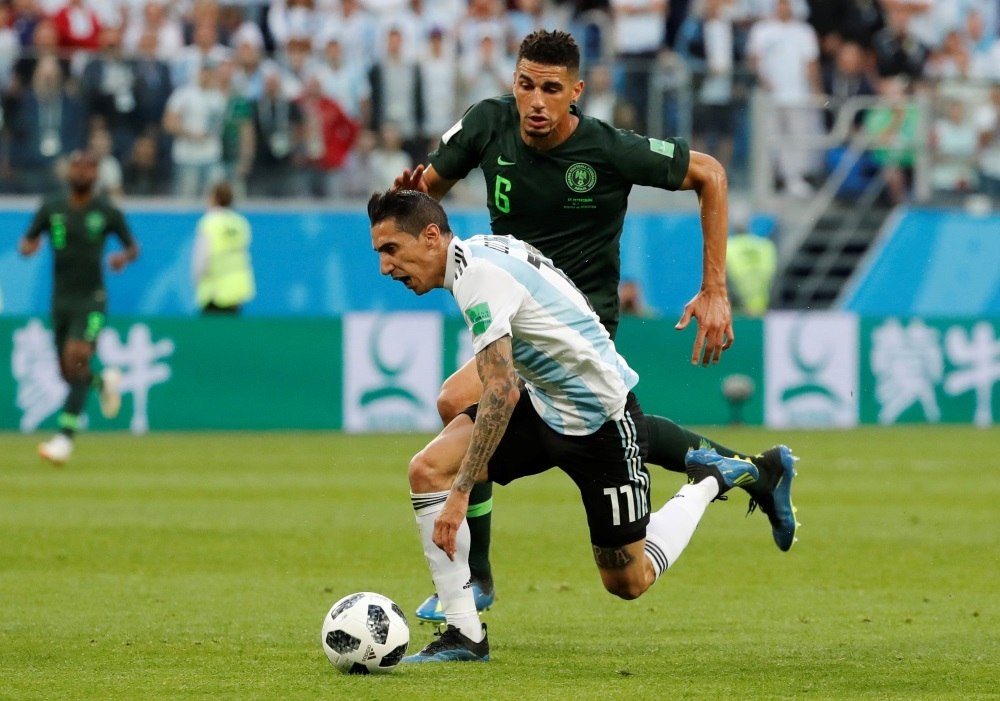 Messi marca, Argentina bate Nigéria no sufoco e pega França nas