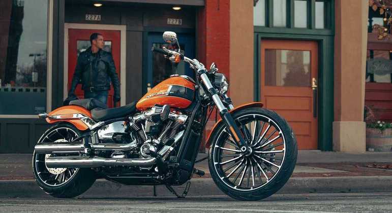 Breakout preserva o estilo estradeiro da Harley-Davidson com cromado pela carenagem e rodas com 26 raios 