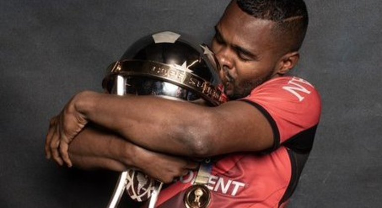 Nikão é o jogador mais disputado no futebol do Brasil. Leilão tem grandes interessados