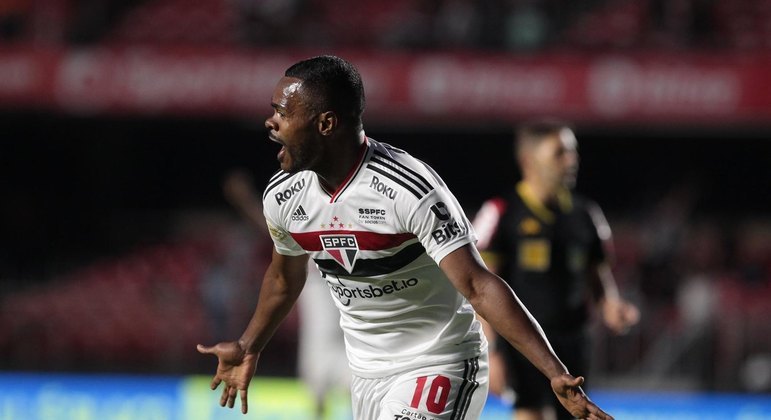 A alegria de Nikão ao marcar o seu primeiro gol com a camisa do São Paulo. Virada