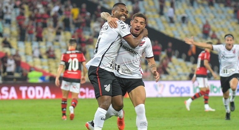 Nikão comemora um de seus gols na vitória do Athletico-PR sobre o Flamengo