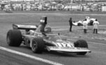 ESPAÑA GP FÓRMULA UNO: SAN SEBASTIÁN DE LOS REYES (MADRID), 28/04/1974.- El corredor austriaco Niki Lauda, vencedor del XX Gran Premio de España de Fórmula Uno, celebrado en el circuito del Jarama de Madrid y que estuvo presidido por los Príncipes de España. El segundo y tercer puesto fue para Clay Regazzoni y Emerson Fittipaldi. EFE