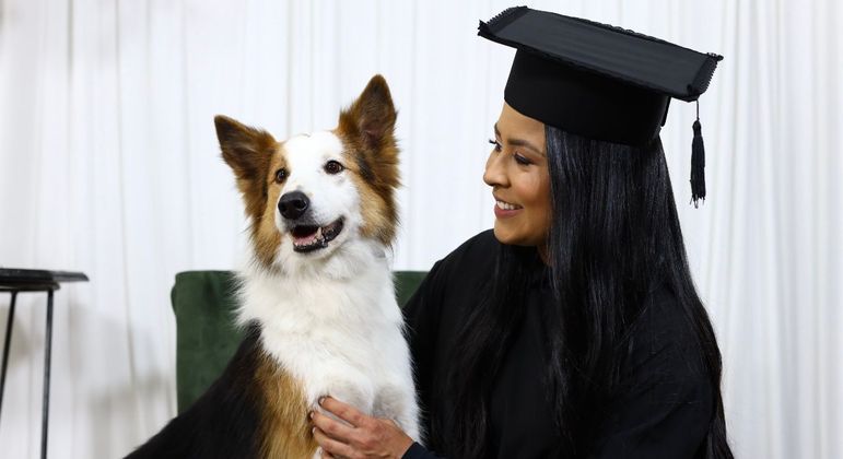 Nikko participa da formatura de sua responsável, Isabela Yamamoto