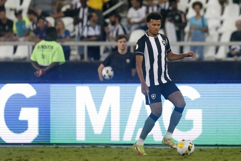 Busca por Rodinei, do Flamengo, reforça ambição do Botafogo no mercado