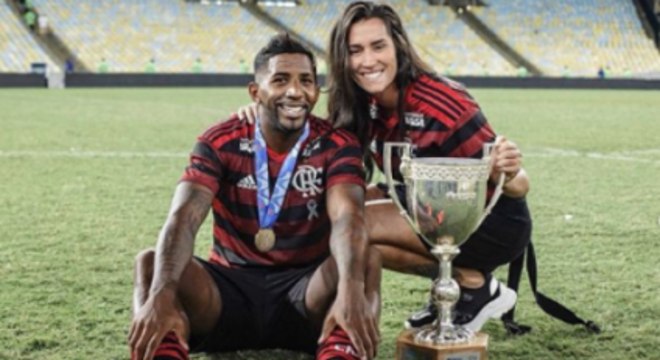 Nina Ache namora o lateral Rodinei, do Flamengo