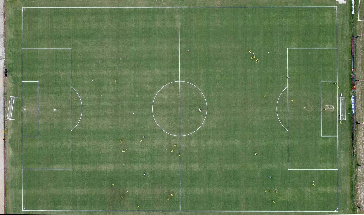 Um dos campos do centro de treinamento do Flamengo onde os adolescentes jogavam (Márcio Neves/R7)