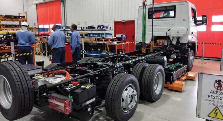 Depois de montado, o caminhão elétrico é levado para o e-Shop onde recebe o conjunto de baterias