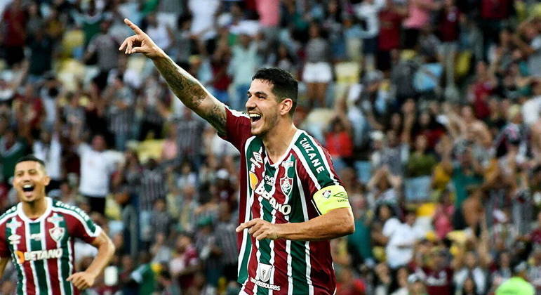 Nino, zagueiro e capitão do Fluminense, comemora gol contra o Athletico-PR