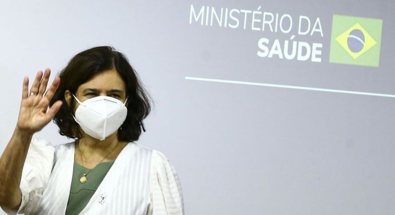 De máscara, Nísia Trindade, toma posse como ministra da Saúde