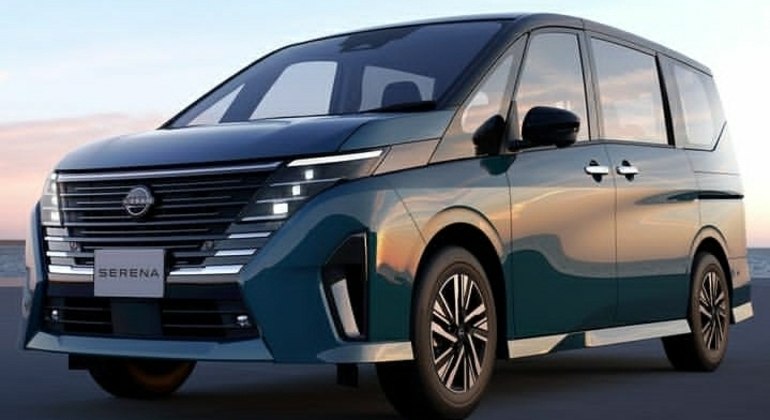 Nissan Serena 2023 tem grade frontal em formato de "V"