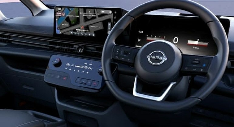Modelo tem uma ampla central multimídia com conexão com smartphones