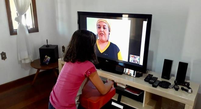 Criança participa de recreação on-line com a empresária Nívea Sutter